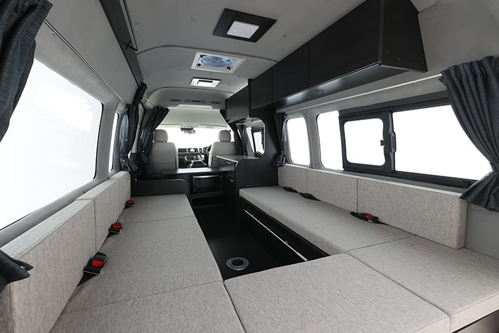 キッチンまわりを前席の背後にまとめ、後部は対面座席とすることで8名まで乗車可能(モビーディック SH-TYPE02)