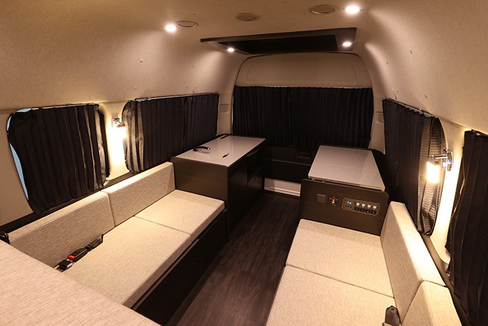 コの字型にシートを配置してゆったりとしたダイネットでくつろぐことができる(モビーディック COMCAM)