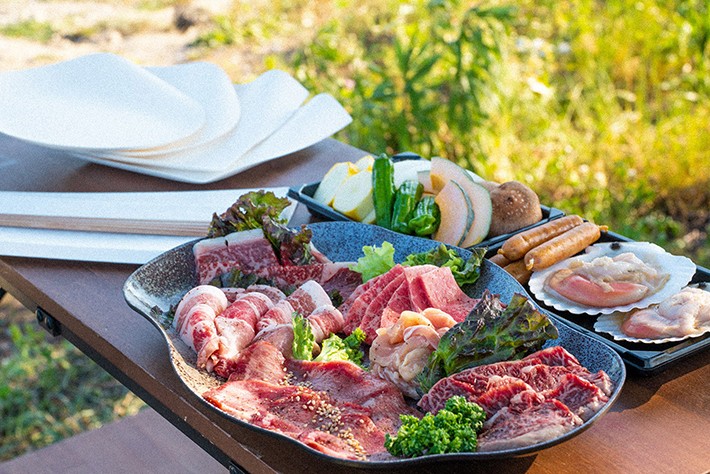 十勝産の食材を使ったバーベキューなどの食事も用意されている(オプション)