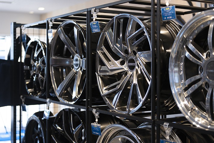見た目の印象を大きく変えるホイールもたくさん並んでいる。いじりたい方向性に合わせて選べるし、スタッフに相談すれば最適なホイールを提案してくれるだろう