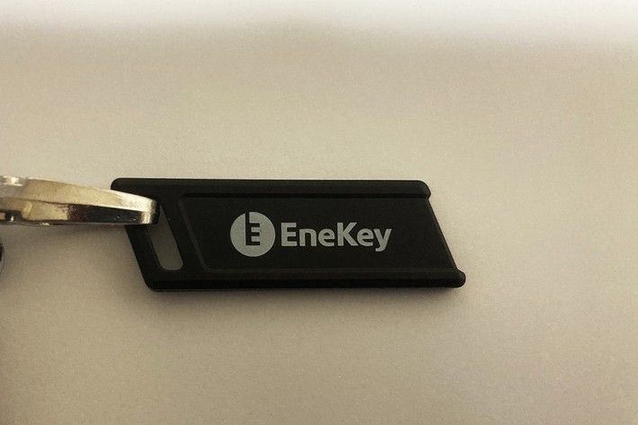 EneKeyは指定の場所にタッチするだけで支払いが完了する