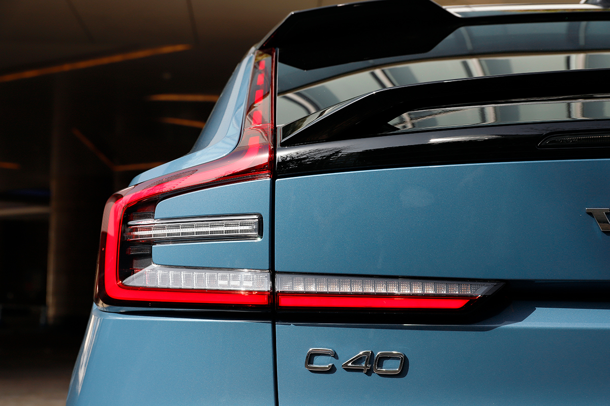 ボルボ初のev 新型c40の外装を写真でチェック クーペスタイルに特徴的なライト周りのデザインがカッコいい 話題を先取り 新型車解説22 Mota