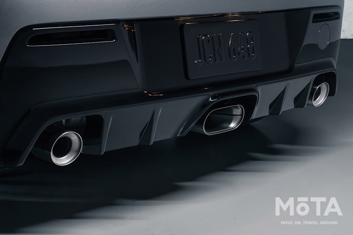 新型GRカローラの3本出しマフラー