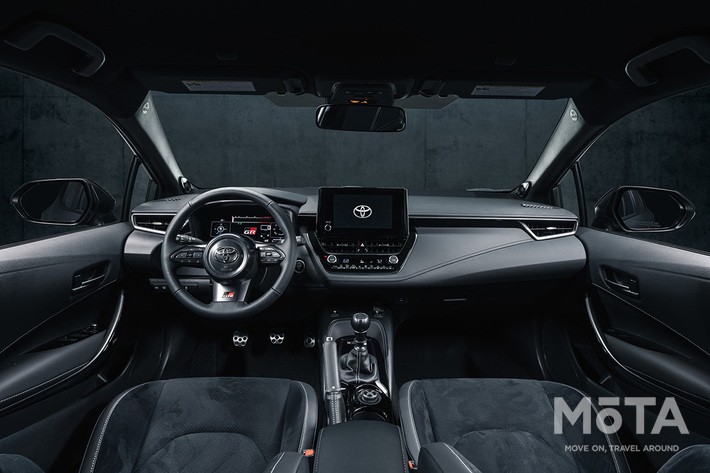 内装もスポーティに仕上がっている