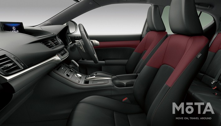 インテリアには随所にクリムゾンのステッチを配置