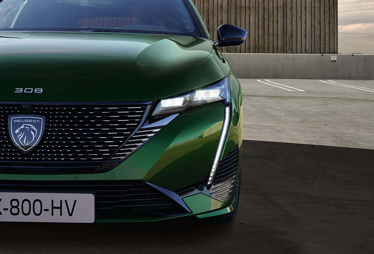プジョー 新型308が9年ぶりにフルモデルチェンジ 新エンブレムの採用や ガソリン ディーゼル Phevと3種類のパワートレインを設定 話題を先取り 新型車解説22 Mota