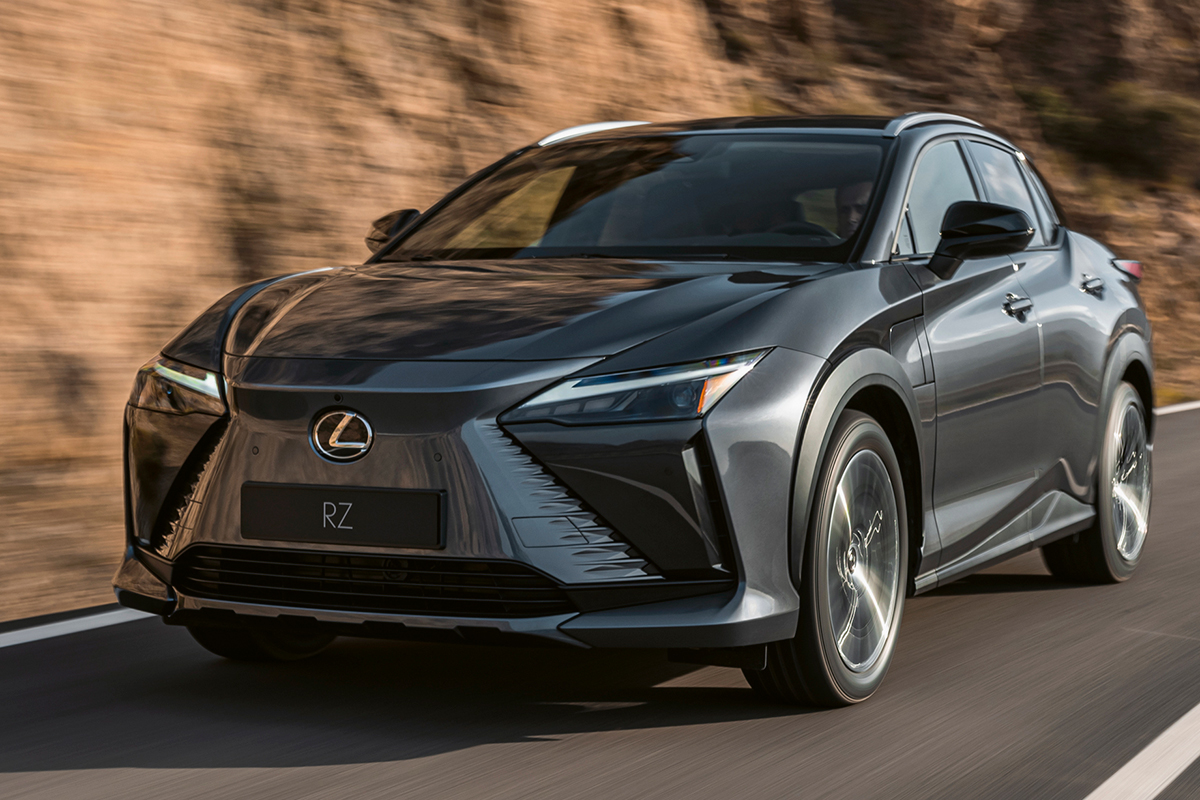 レクサス 新型バッテリーev Rz を世界初公開 一充電走行距離は約450kmで デザインは塊感のある スピンドルボディ へ進化 話題を先取り 新型車 解説22 Mota