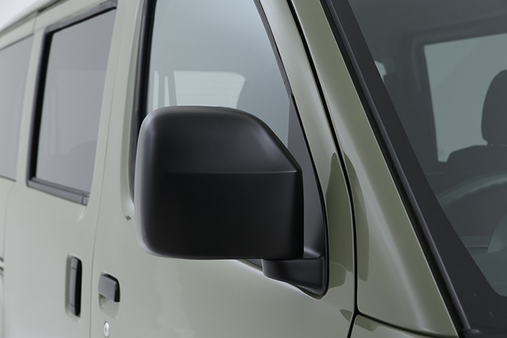 ミラーやエンブレムなどもバンパー同様にブラックアウトしている