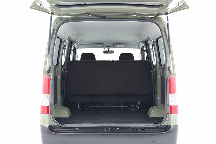 レジャー用品をたっぷり詰め込める荷室。ほぼスクエアなので背の高いものも入る。リアシートとフラットにつながるパネルも検討中だ