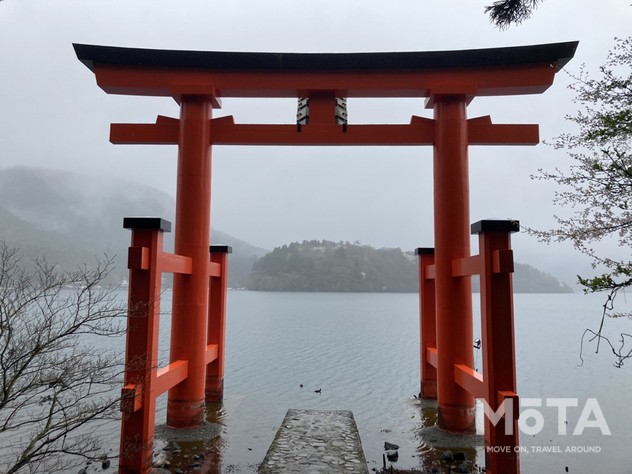 インスタグラムで人気の鳥居 天気が良ければ湖が綺麗に映る