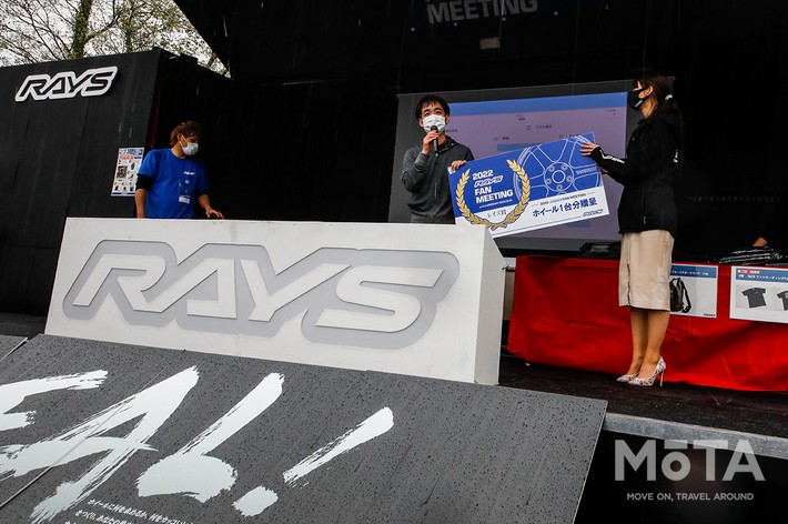 ステージショーで行われた抽選会(2022 RAYS FAN MEETING)