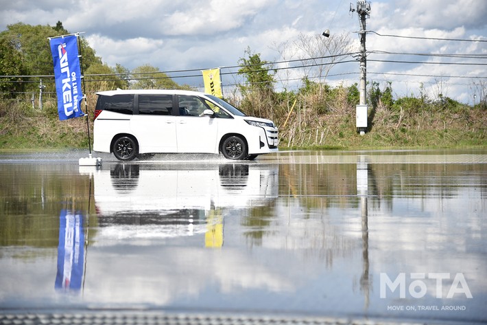 センシングコアが事前に警告してくれるので、慌てずに低μ路を走行することができる