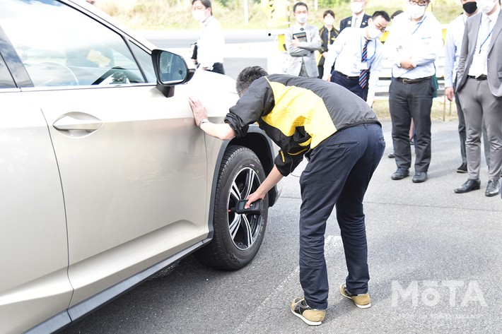 住友ゴム工業のタイヤ空気圧・温度管理サービスでは20秒で点検作業が完了した