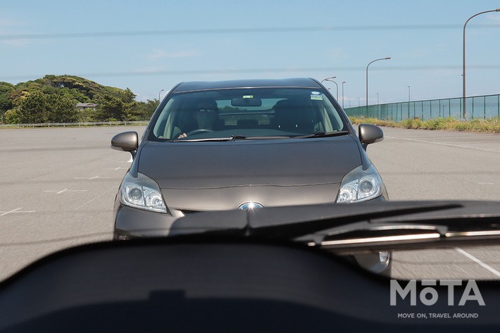 みるみる後続車が接近し、あおり運転のシチュエーションをテスト