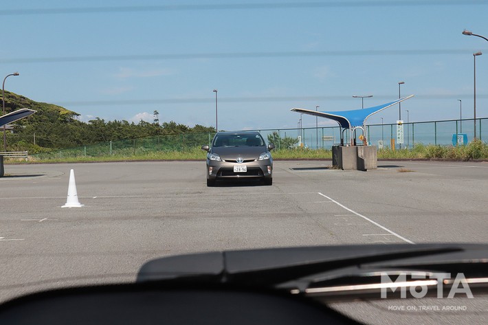 実際に先行車の車内から後続車を見た図