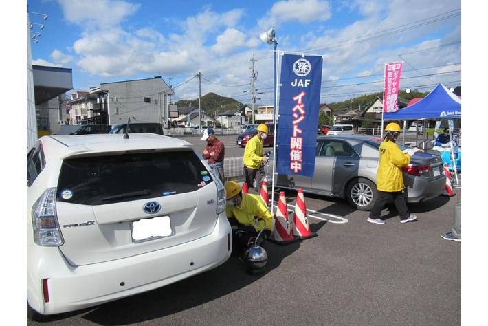 【JAF岐阜】「コープぎふ長良店」でタイヤ空気圧点検イベント開催！