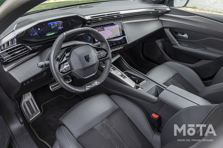 新型308は俊敏で正確なコーナリングが楽しめる