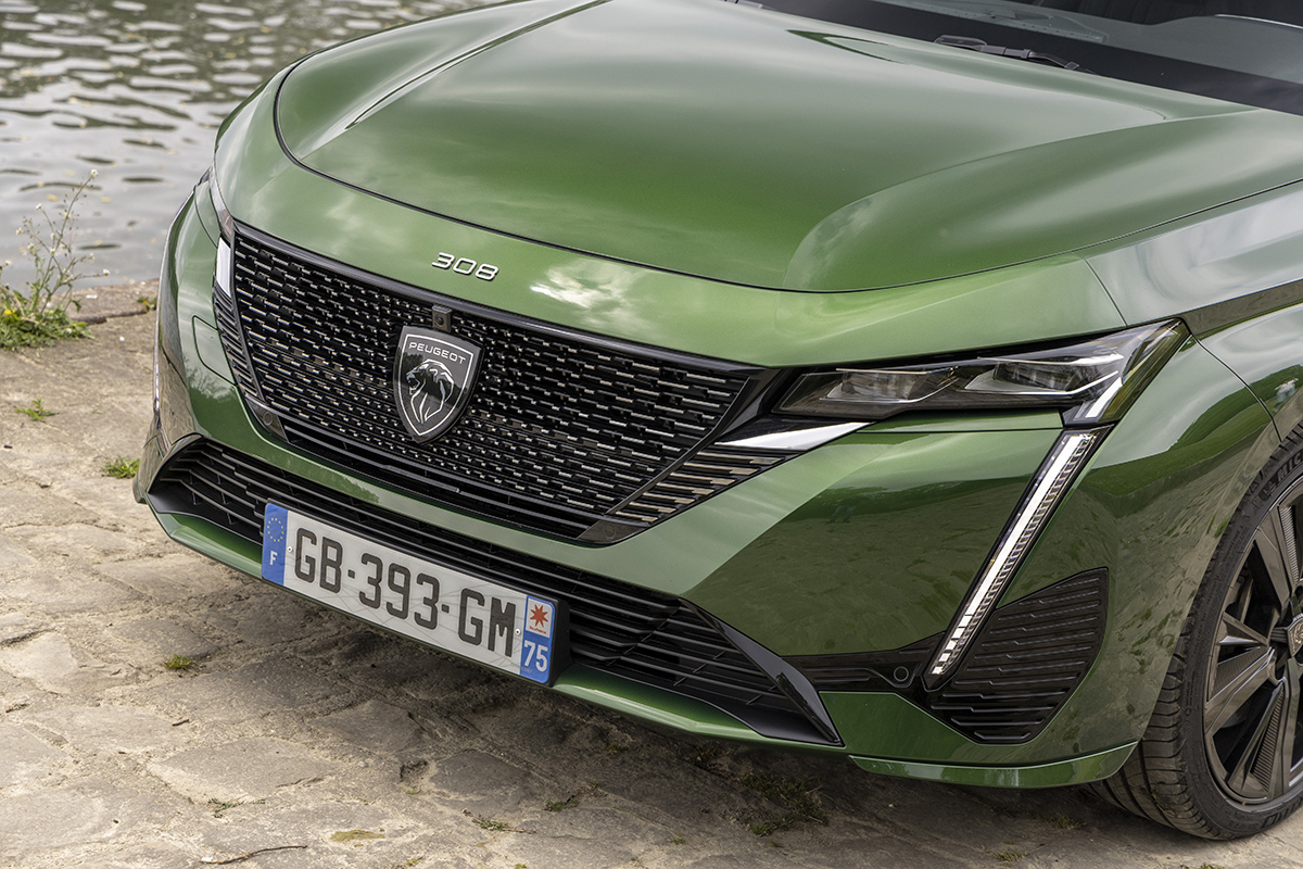 新型308 Phevはプジョー随一の走りと快適性を両立 存在感バツグンの個性的なフランス車 が490万円6000円で手に入る 徹底検証 22年新型車種ー試乗レポート Mota