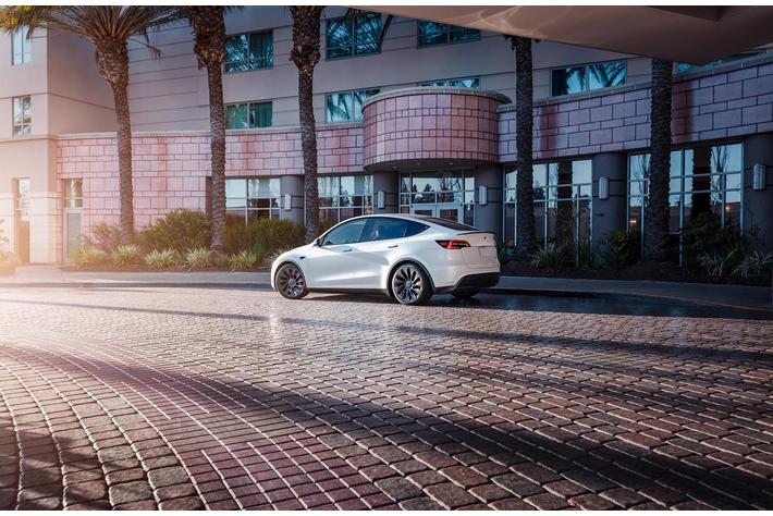 待望のミッドサイズSUV Tesla Model Y販売開始