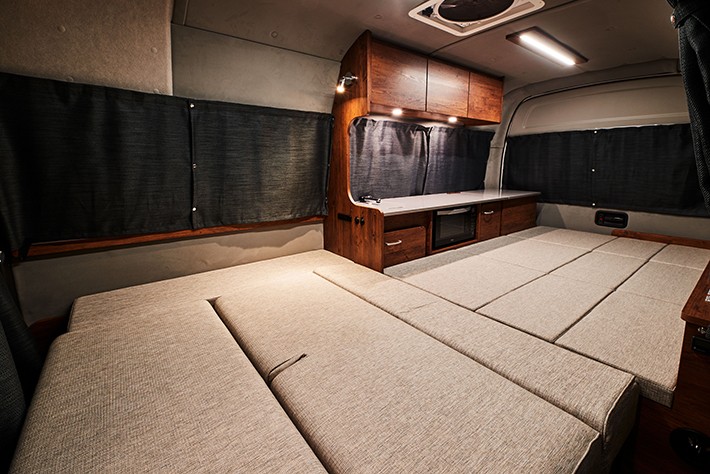 ベッドモードでは大人3名がゆったりと寝ることができる