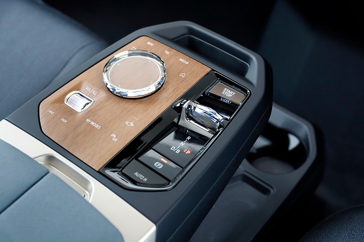 クリスタル製の「iDriveコントローラー」