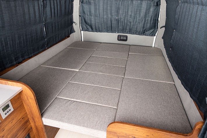 大人3名がゆったりと寝ることができるベッドスペース。テーブルを出したままでもベッドが展開できるようになっている