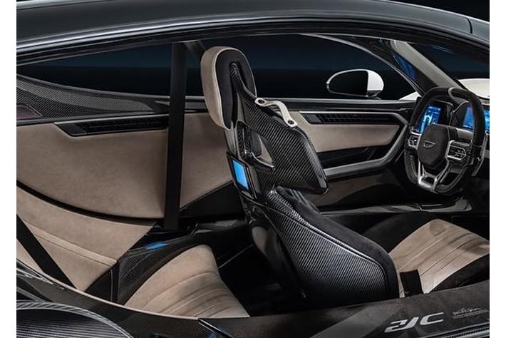 ハイパーカーブランドのCzingerからALCANTARA仕様の「21C」が登場