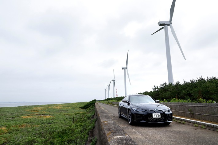 100%再生可能エネルギーで作られた「i4」。経由地はグリーン電力の1つである風力発電施設としました