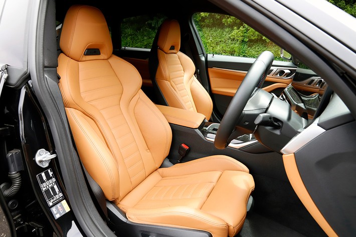 運転席と助手席には、包み込まれるような座り心地をもたらすスポーツ・シートを装備。鋭い走り