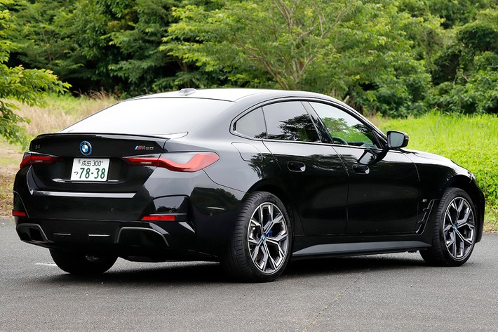 スリムで流線形のテールライトやディフューザー周りの造形によって、スポーティでワイドな印象を強調しています