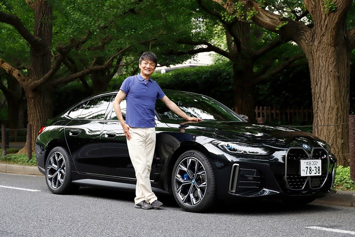 BMW i4とモータージャーナリストの岡本幸一郎さん