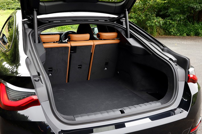 大開口テールゲートのおかげで荷物の積み下ろしも容易に行える「i4」