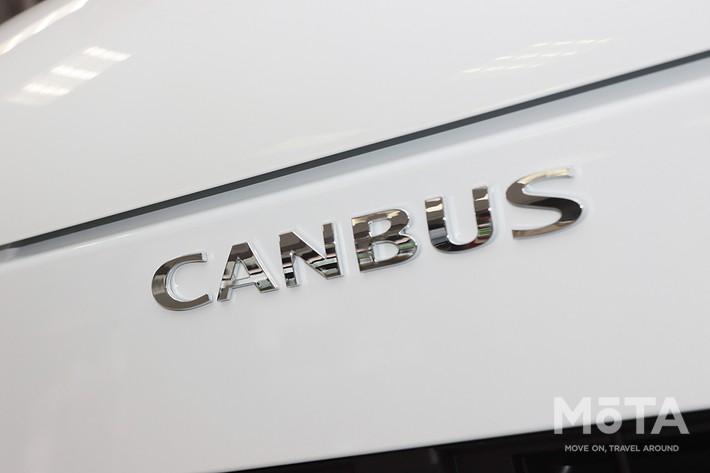 新型では「CANBUS」のロゴにエンブレムを変更