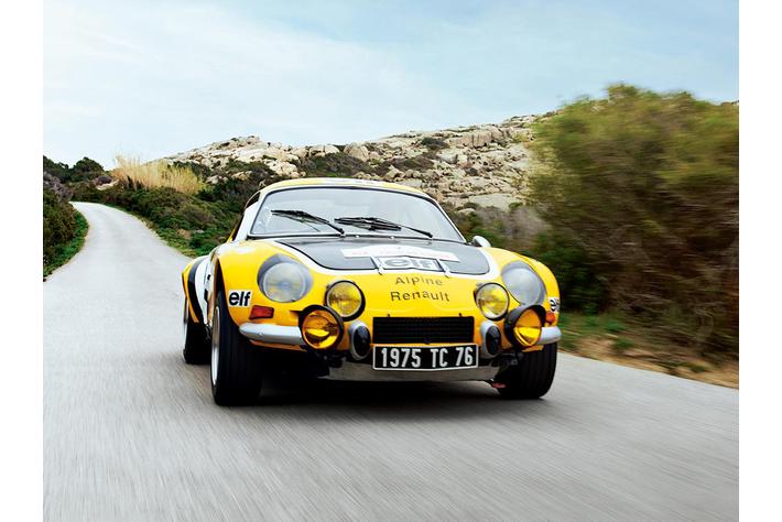 伝統のラリー ツール・ド・コルスを戦ったアルピーヌ A110をイメージ