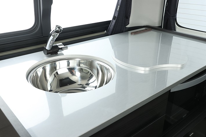 蓋を開けると丸型のシンクが使える。水栓は可動式になっている