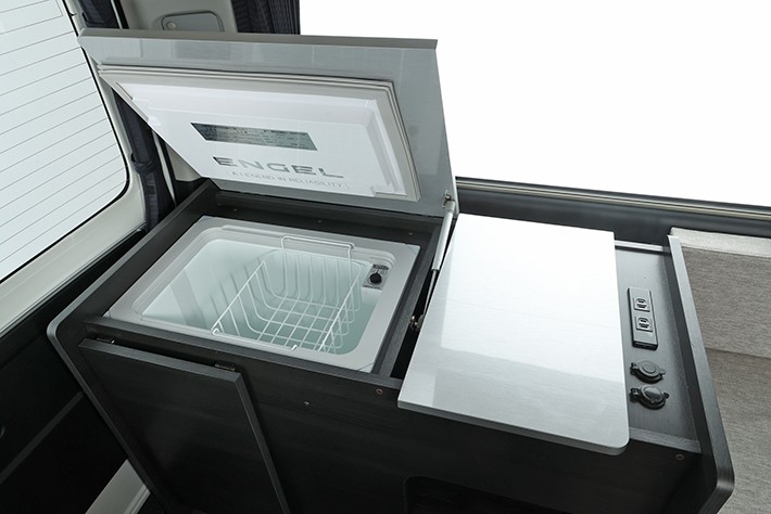 冷蔵庫はたっぷり40Lの大容量。右側のスペースは収納になっている