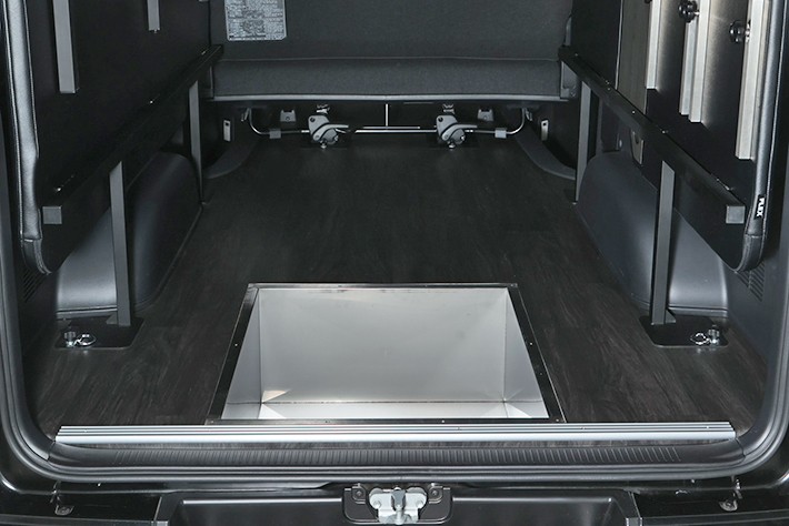 床下収納のサイズは縦横60cm x 深さ30cm。底には勾配がついており、中央には排水用のドレン(栓)も完備