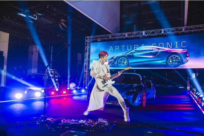 「McLAREN ARTURA x MIYAVI」サーキットでコラボレーション