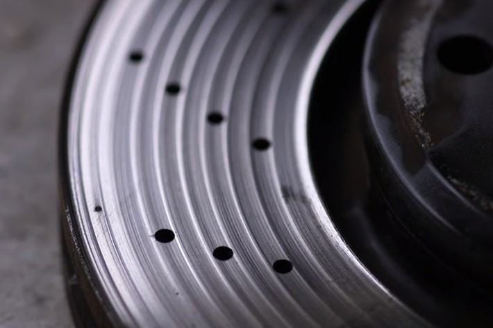 摩耗したディスクローターの写真