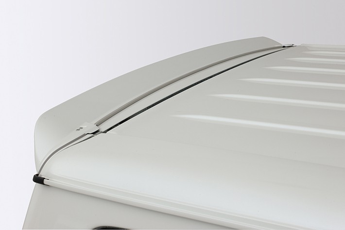 後方に伸びるデザインなのでルーフラインはすっきり