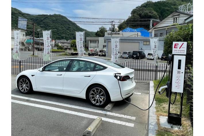 広島県尾道市の「道の駅クロスロードみつぎ」に月額費用不要で充電できる「エネチェンジEVチャージ」を導入