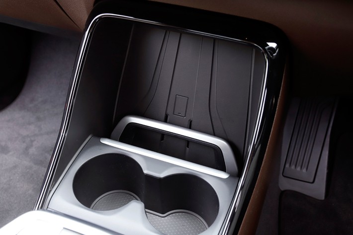 ワイヤレス充電のQi規格に準拠したスマートフォンが充電可能な「ワイアレス・チャージング」を標準装備