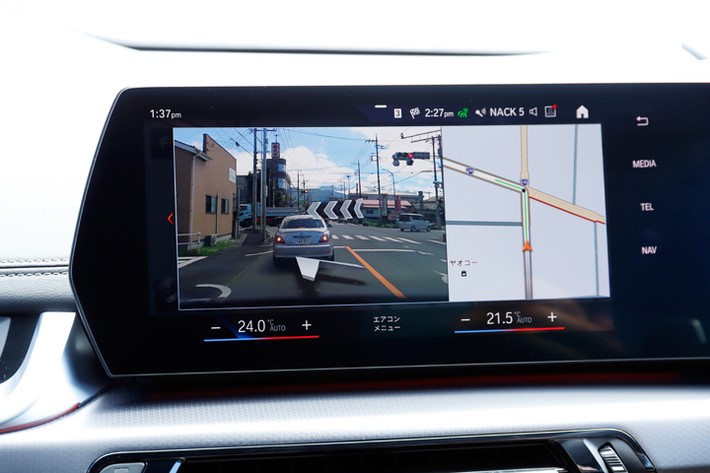 進行方向や推奨レーンなどを前方撮影映像と重ねてコントロール・ディスプレイに表示してくれる「ARビュー付ナビゲーション・ガイダンス」。ナビゲーションシステム「BMWマップ」で目的地を設定すると案内と連動して表示されます