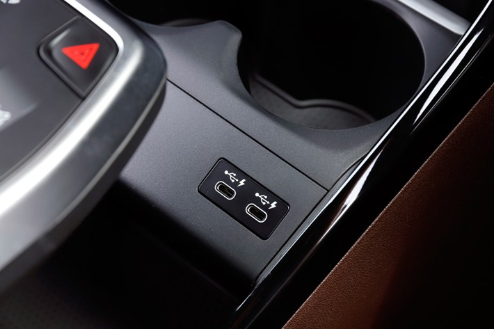 Type-C対応USBソケット(標準装備)