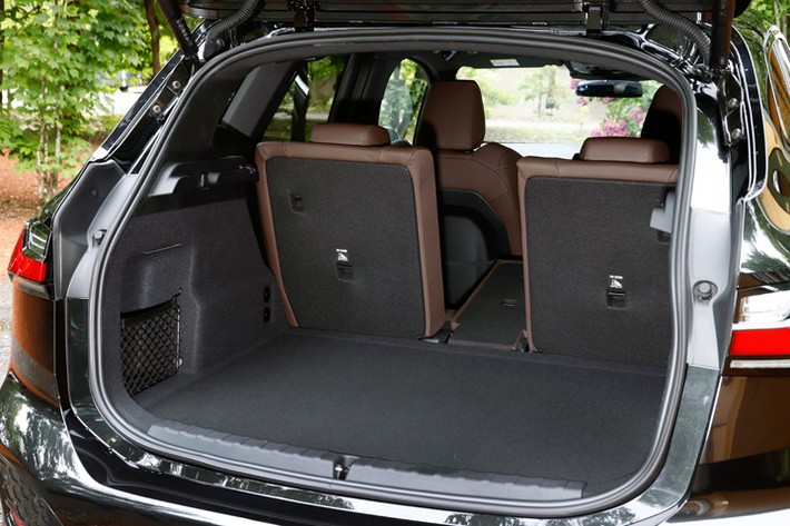 後席の中央だけ倒せば、4名が乗車しながら長物を載せられます