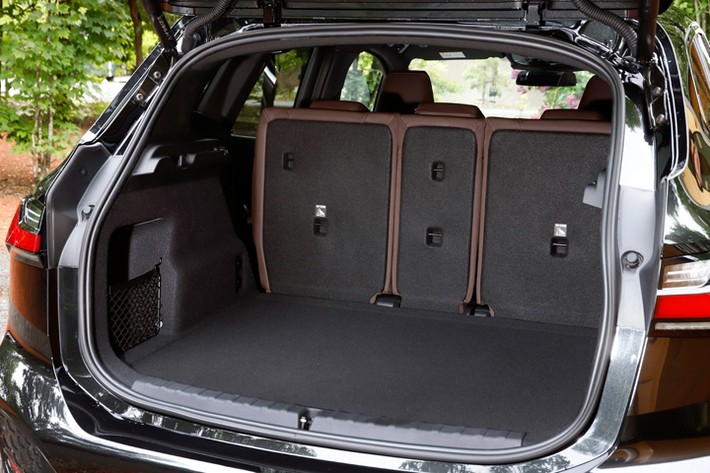後席の角度を垂直にすることもでき、スーツケースなども納まりが良く、デッドスペースを減らすことができます
