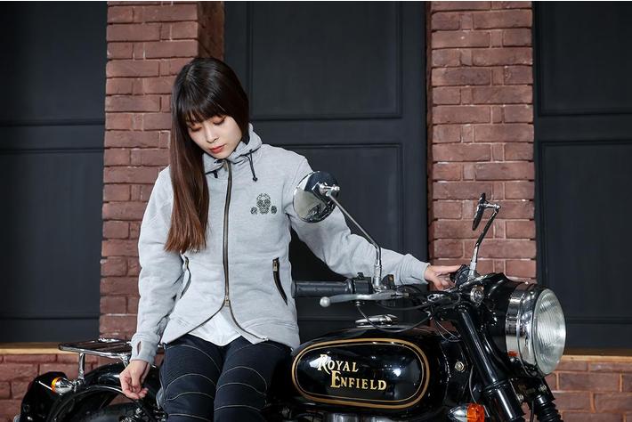 極上美品
バイク専用ETC
セットアップ済み。直ぐ使えます
2022年新品購入 ファッション誌GQ掲載 バーカーブラック ハイブーツ