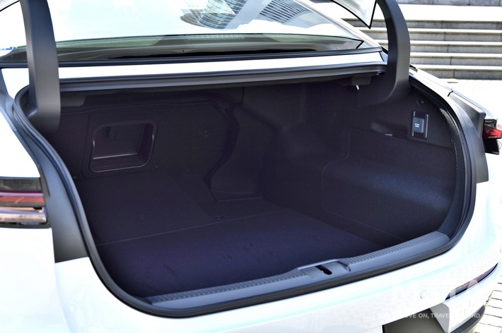 新型クラウンクロスオーバーの荷室