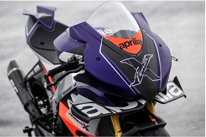 アプリリアの初世界タイトル獲得から 30 年を記念する 100 台限定特別