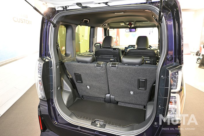 後席背面のレバーを引くことで、荷室側からでもスライド操作が可能に